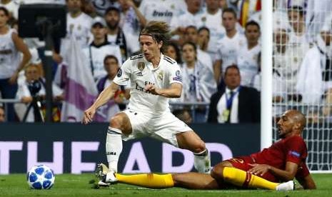 Luka Modric (putih).