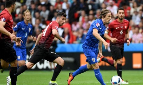 Luka Modric (tengah) dari Kroasia saat beraksi pada penyisihan Grup D Piala Eropa 2016 pada laga Turki versus Kroasia di Parc des Princes in Paris, France, 12 June 2016.