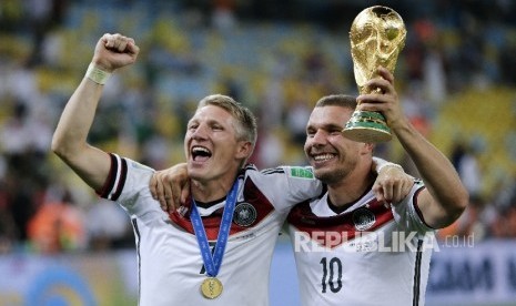 Lukas Podolski (kanan) bersama Bastian Schweinsteiger saat menjadi juara Piala Dunia 2014 di Brasil.