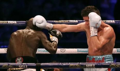 Luke Campbell (kanan) saat menghadapi petinju Prancis, Yvan Mendy di Stadion Wembley, London pada 22 September 2018. 