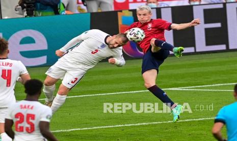 Luke Shaw dari Inggris dan Jakub Jankto dari Republik Ceska berebut bola pada pertandingan grup D kejuaraan sepak bola Euro 2020 antara Republik Ceko dan Inggris di stadion Wembley, London,  Rabu (23/6) dini hari WIB.