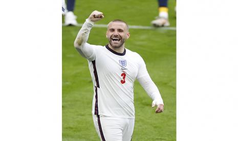 Luke Shaw dari Inggris merayakan setelah pertandingan sepak bola babak 16 besar UEFA EURO 2020 antara Inggris dan Jerman di London, Inggris, 29 Juni 2021.