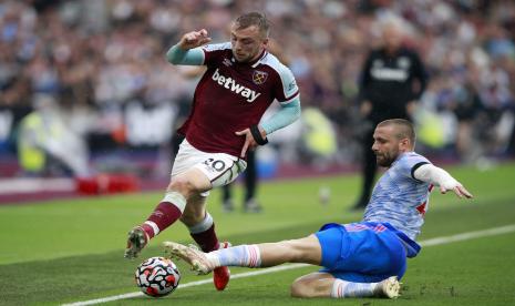 Luke Shaw dari Manchester United, kanan, mencoba menghentikan Jarrod Bowen dari West Ham selama pertandingan sepak bola Liga Premier Inggris antara West Ham United dan Manchester United di Stadion London di London, Inggris, Minggu, 19 September 2021.