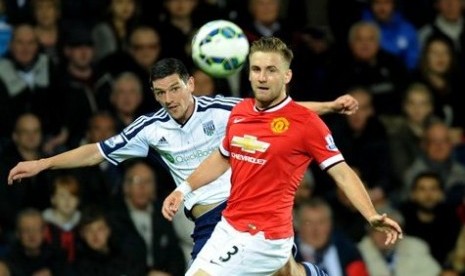 Luke Shaw (kanan)