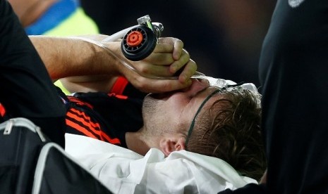 Luke Shaw saat ditandu keluar lapangan