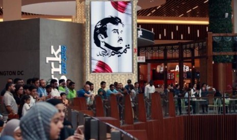 Lukisan Emir Qatar Sheikh Tamim Bin Hamad Al-Thani terlihat di Mall of Qatar di Doha, 5 Juli 2017.