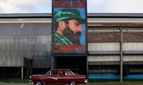 Lukisan Fidel Castro di sebuah pabrik di Havana, Kuba.