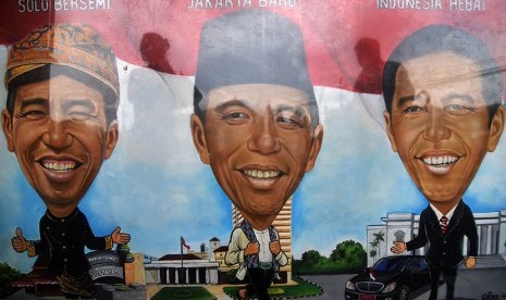 Lukisan karikatur Presiden Joko Widodo dijual di kios pelukis jalanan, Pasar baru, Jakarta, Selasa (27/1). 