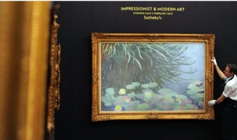 Lukisan karya Monet berjudul Nympheas Avec Reflets de Hautes Herbes saat dipamerkan di rumah lelang Sotheby's di London pada 2013.