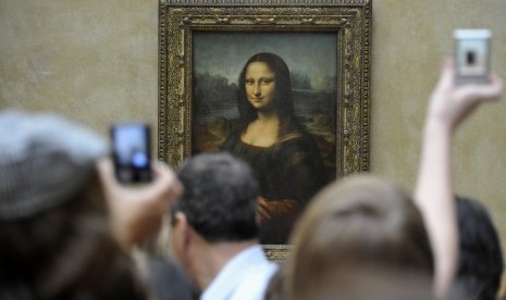 Lukisan Mona Lisa karya Leonardo da Vinci di museum Louvre, Paris, Prancis.