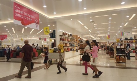 Lulu Hypermarket dan Departement Store di Serpong.