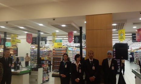 Lulu Hypermarket & Department Store dibuka di Taman Modern Plaza, Jalan raya Bekasi.