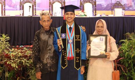 Lulus tepat waktu menjadi keinginan semua mahasiswa agar tidak terus-menerus menunda pendidikan mereka. Apalagi bisa lulus cepat dengan menyandang predikat sebagai wisudawan terbaik. Bukan saja diri sendiri yang merasa bangga, tapi juga membawa kebahagiaan untuk teman dan orang tua tercinta.