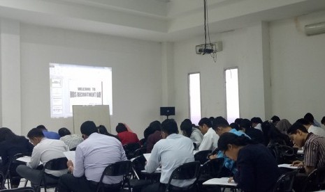 Lulusan AMIK BSI Bekasi  mengikuti  psikotest pada campus recruitment yang diadakan oleh BCC AMIK BSI Bekasi. 