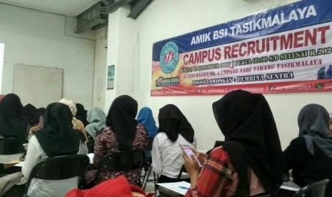 Lulusan AMIK BSI Tasikmalaya  mengikuti campus recruitment BTPN Syariah.  