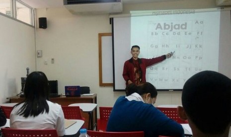 Lulusan dari Teknik Kimia Universitas Ahmad Dahlan (UAD), Ilham Mufandi, menjadi salah satu tenaga pengajar di salah satu fakultas yang ada di Khon Kaen University (KKU) Thailand. 