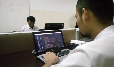 Lulusan jurusan Sistem Informasi UBSI menjadi programmer.