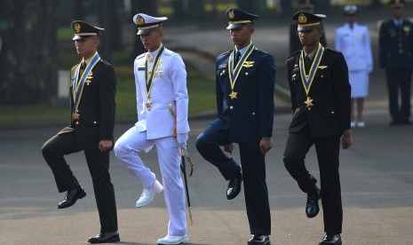 Peraih Adhi Makayasa 2018 Letda Rovi Ardya Prawira dari Akmil (kiri), Letda (M) Faishal Djauhari dari AAL (kedua kiri), Letda Summa Laras Fatsagunar dari AAU (kedua kanan) dan Ipda Dolly Septian dari Akpol (kanan) saat upacara Prasetya Perwira (Praspa) TNI-Polri 2018 di Istana Merdeka, Jakarta.