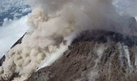 Luncuran awan panas dari puncak Gunung Merapi terekam CCTV milik Balai Penyelidikan dan Pengembangan Teknologi Kebencanaan Geologi (BPPTKG) di Sleman, DI Yogyakarta, Senin (11/2/2019).