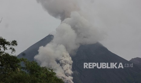 Luncuran awan panas dari puncak Gunung Merapi terlihat dari Balerante, Klaten, Jawa Tengah, Senin (18/2/2019).