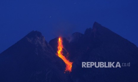 Luncuran lava pijar Gunung Merapi terlihat dari Balerante, Kemalang, Klaten, Jawa Tengah, Senin (7/1/2019) pagi. 