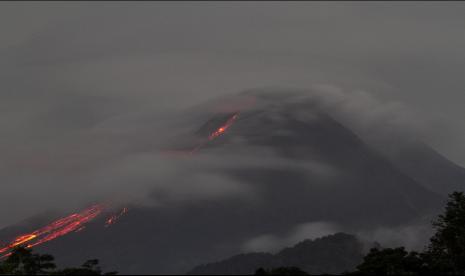 Luncuran lava pijar Gunung Merapi terlihat dari Pakem, Sleman, DI Yogyakarta, Ahad (23/1/2022). Menurut data BPPTKG Yogyakarta periode pengamatan 23 Januari 2022 00.00-06.00 WIB telah terjadi 45 guguran dengan potensi bahaya berupa guguran lava pijar dan awan panas Gunung Merapi pada sektor tenggara dan barat daya.