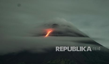 Luncuran lava pijar Gunung Merapi terlihat dari Turi, Sleman, DI Yogyakarta. Aktivitas vulkanik berupa guguran awan panas dimuntahkan Gunung Merapi pada 9 Maret 2022 malam. Sampai 10 Maret 2022 dini hari, guguran awan panas yang dimuntahkan bahkan memiliki jarak luncur sampai 5.000 meter atau lima kilometer.