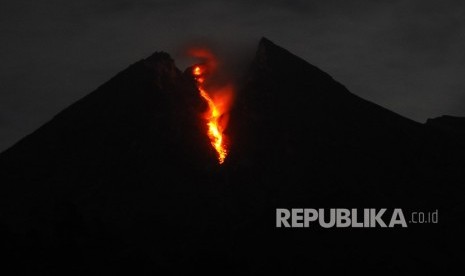 Luncuran lava pijar Gunung Merapi terlihat dari wilayah Balerante, Kemalang, Klaten, Jawa Tengah, Sabtu (12/1/2019) dini hari. 