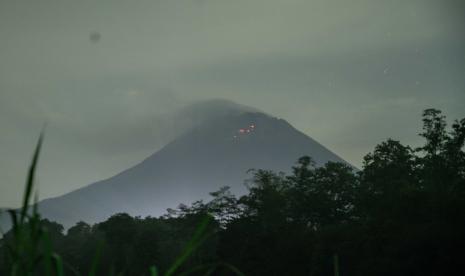 Luncuran lava pijar keluar dari kawah Gunung Merapi terlihat dari Srumbung, Magelang, Jawa Tengah, Rabu (4/5/2022). Menurut data BPPTKG Yogyakarta pada periode pengamatan 4 Mei 2022 pukul 00.00-12.00 WIB telah terjadi 11 guguran lava dengan jarak luncur maksimal 1.500 meter ke arah barat daya. 