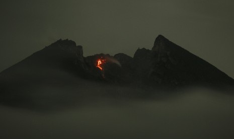 Luncuran lava pijar terlihat dari bukit Klangon, Cangkringan, Sleman, DI Yogyakarta, Kamis (7/2) malam. 