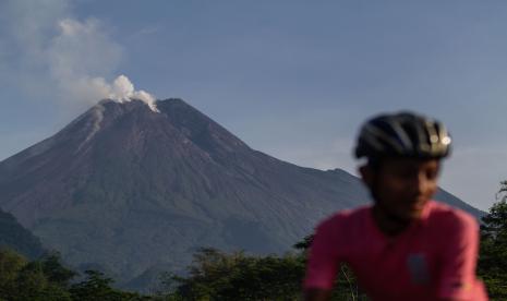 Luncuran material vulkanik Gunung Merapi terlihat dari Cangkringan, Sleman, DI Yogyakarta, Rabu (3/11/2021). Menurut data Balai Penyelidikan dan Pengembangan Teknologi Kebencanaan Geologi (BPPTKG) Yogyakarta periode pengamatan tanggal 22-28 Oktober 2021 analisis morfologi dua kubah lava tidak mengalami perubahan yang signifikan dengan volume kubah lava barat daya sebesar 1.609.000 meter kubik dan kubah lava tengah sebesar 2.927.000 meter kubik. 