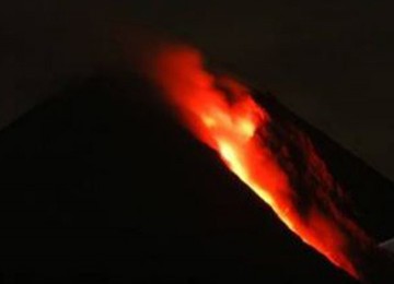 Luncuran lava pijar Gunung Merapi terlihat dari Umbulharjo, Cangkringan, Sleman, Yogyakarta