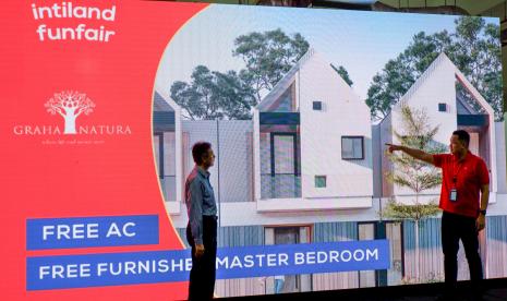 Luncurkan Intiland FunFair. Direktur Pemasaran Intiland untuk Surabaya Harto Laksono (kiri) berbincang-bincang dengan Yudhi Brahmanto Marketing Research & Development Manager saat peluncuran program promo spesial Intiland FunFair, Kamis 13/10 di Surabaya. 