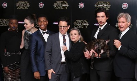 Lupita Nyong'o, dari kiri, Daisy Ridley, John Boyega, J.J. Abrams, Carrie Fischer, Adam Driver dan Harrison Ford berpose di karpet merah premier Star Wars ketujuh di London, Inggris, (16/12).