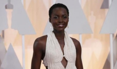 Lupita Nyong'o mengenakan gaun rancangan Calvin Klein bertabur mutiara untuk penghargaan Oscar tahun ini.