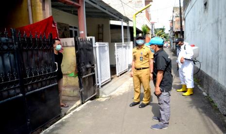 Lurah Antapani, Teguh Haris Pathon, mengunjungi rumah singgah.