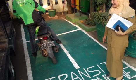 Lurah Cipete Selatan, Euis Sa'adah, menyuruh pengemudi ojek daring untuk menunggu di zona khusus, area kantor Lurah Cipete Selatan, Jakarta Selatan (31/7)