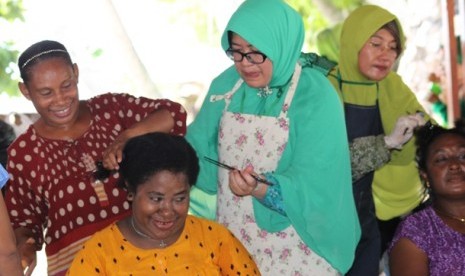 Lusfia Mahendradata sedang merebounding seorang warga Raja Ampat melalui kegiatan Wisata Dakwah