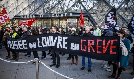 Lusinan pemrotes memblokir pintu masuk ke Museum Louvre dan memaksa tempat tersebut tutup pada Jumat (17/1).