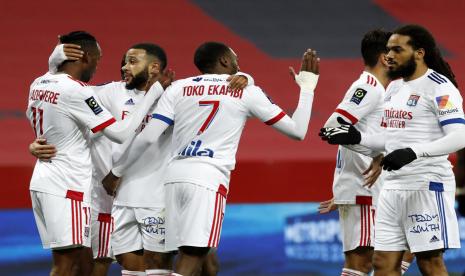 Lyon bertahan di puncak klasemen Ligue 1 Prancis usai menahan imbang Rennes 2-2 dalam laga Sabtu (9/1).