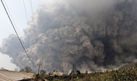  Erupsi Gunung Sinabung di Kabupaten Karo, Sumatera Utara, Sabtu (1/2).  (AP Photo)