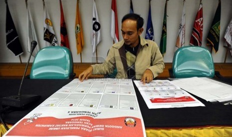  Petugas Komisi Pemilihan Umum Daerah (KPUD) sedang memeriksa isi surat suara di Kantor KPU , Jakarta, Senin (3/2).   (Republika/ Tahta Aidilla)