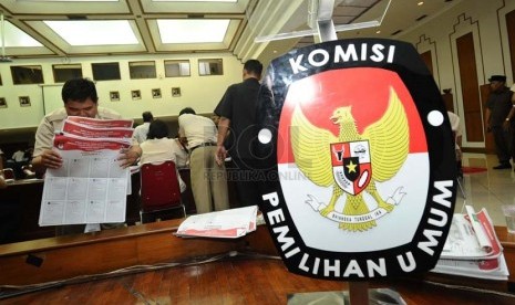   Petugas Komisi Pemilihan Umum Daerah (KPUD) sedang memeriksa isi surat suara di Kantor KPU , Jakarta, Senin (3/2).   (Republika/ Tahta Aidilla)