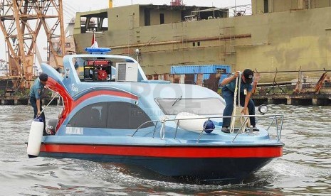  Sejumlah anggota TNI AL berada diatas speed boat ronin usai peresmian penyerahan kapal patroli keamanan laut di Pondok Dayung, Tanjung Priok, Jakarta Utara, Senin (3/2).     (Republika/Rakhmawaty La'lang)