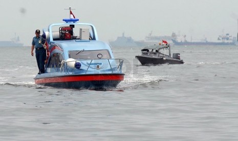  Sejumlah anggota TNI AL berada diatas speed boat ronin usai peresmian penyerahan kapal patroli keamanan laut di Pondok Dayung, Tanjung Priok, Jakarta Utara, Senin (3/2).     (Republika/Rakhmawaty La'lang)