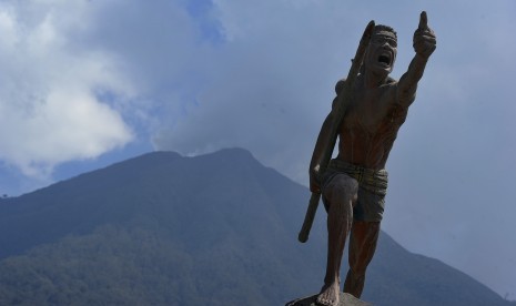    Sebuah patung diselimuti abu vulkanik Gunung Sinabung di Desa Mardinding, Karo, Sumut, Selasa (4/2).     (Antara/Wahyu Putro)