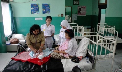   Dokter memeriksa pasien di Ruang Inap Puskesmas Tanah Abang, Jakarta Pusat, Selasa (4/2)   (Republika/Yasin Habibi)