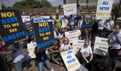 Jurnalis media asing di Kenya dan Nairobi melakukan aksi unjuk rasa di depan Kedubes Mesir di Nairobi, Selasa (4/2), menyerukan pembebasan jurnalis Al-Jazeera Peter Greste dan rekan-rekannya yang ditahan oleh pemerintah Mesir.   (AP/ Ben Curtis)