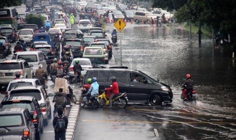  Kendaraan terjebak kemacetan akibat air yang menggenangi Jalan Medan Merdeka Timur, Jakarta Pusat, Rabu (5/2).  (Republika/Yasin Habibi)