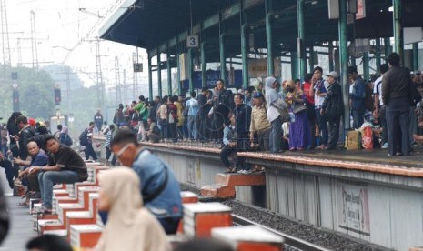   Akibat terganggunya operasional KRL, penumpang Kereta Commuter Line menumpuk di Stasiun Manggarai, Jakarta Selatan, Rabu (5/2).  (Republika/Rakhmawaty La'lang)